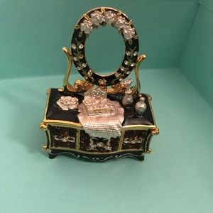 Jeweled trinket box